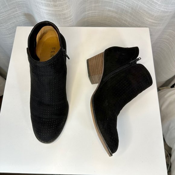 Fergie Bianca Laser Cut Perforations Faux Leather Booties 8.5 - Picture 6 of 11